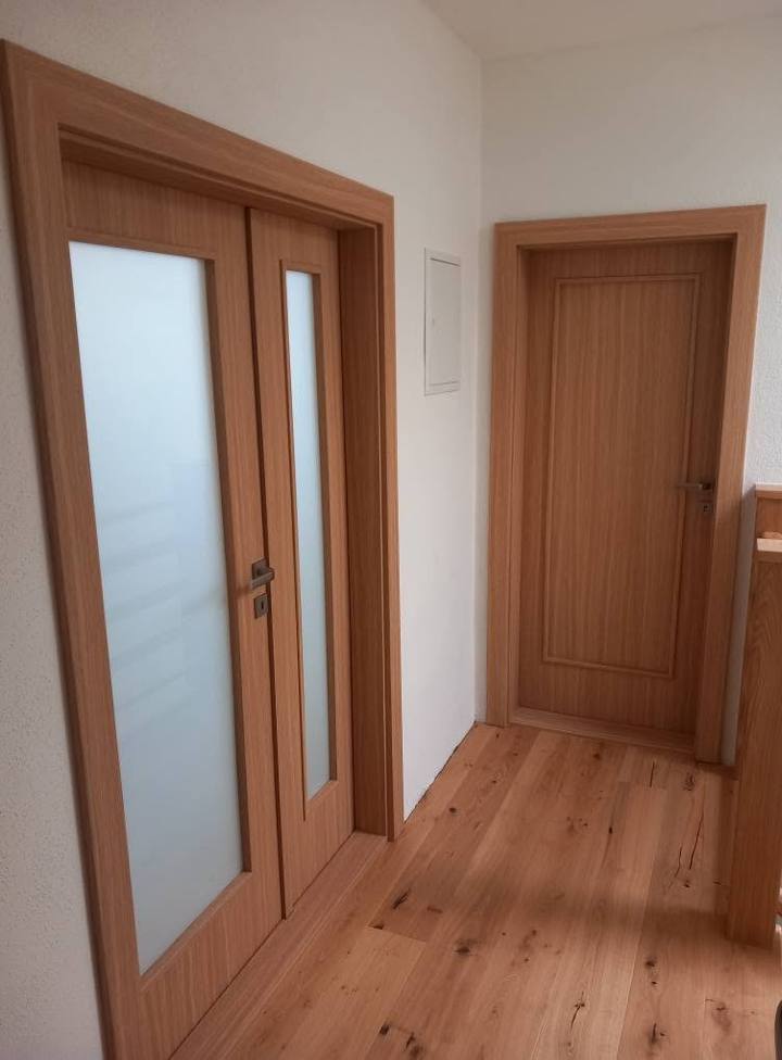 Dvojkrídlové dvere s matným sklom a plné dvere v chodbe
