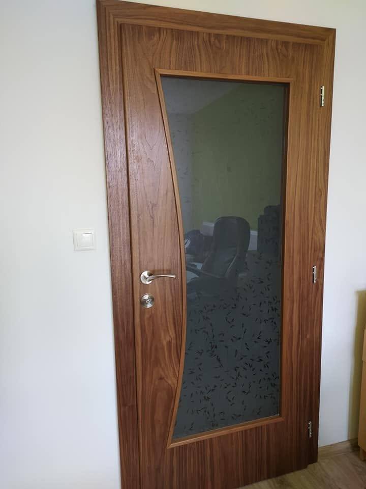 Innentür in Nussbaumdekor mit großer Ornamentglas-Füllung.