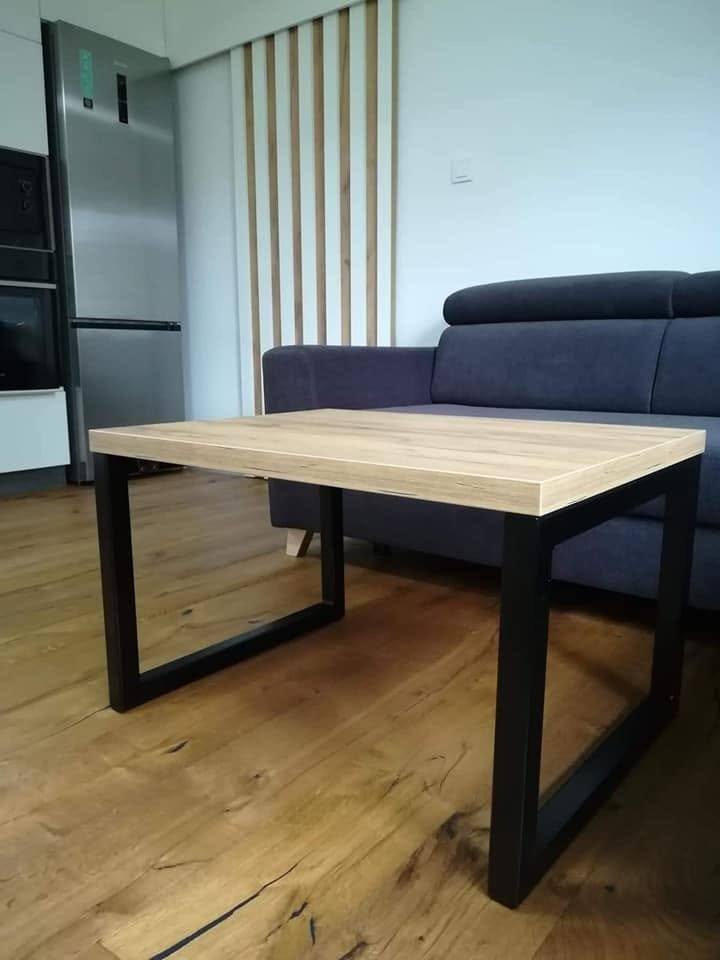 Couchtisch in Eichenoptik vor dem Sofa neben dem Kühlschrank