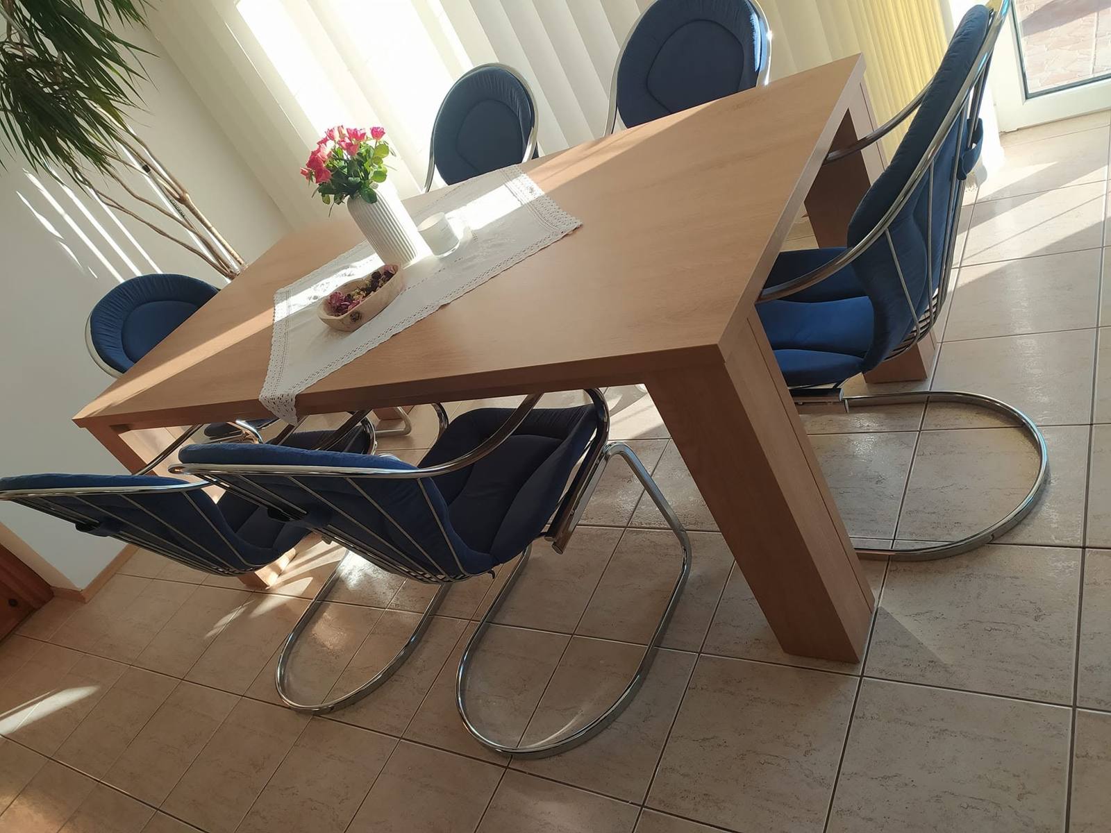 Tisch in heller Holzoptik mit gedrehten Beinen und Blumen