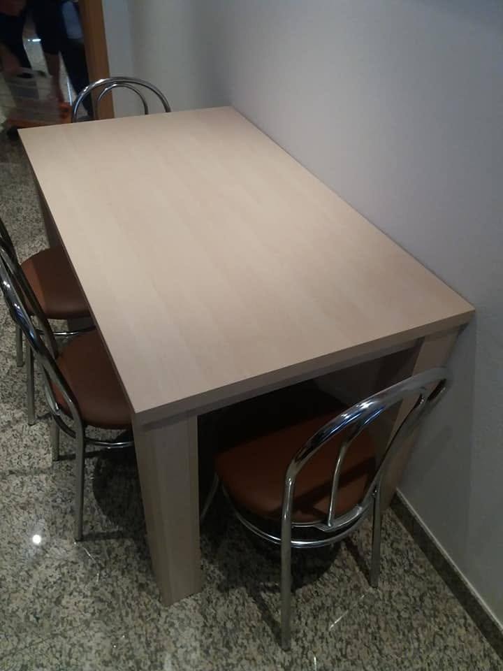 Blick von oben auf den hellen Tisch mit Metallsesseln