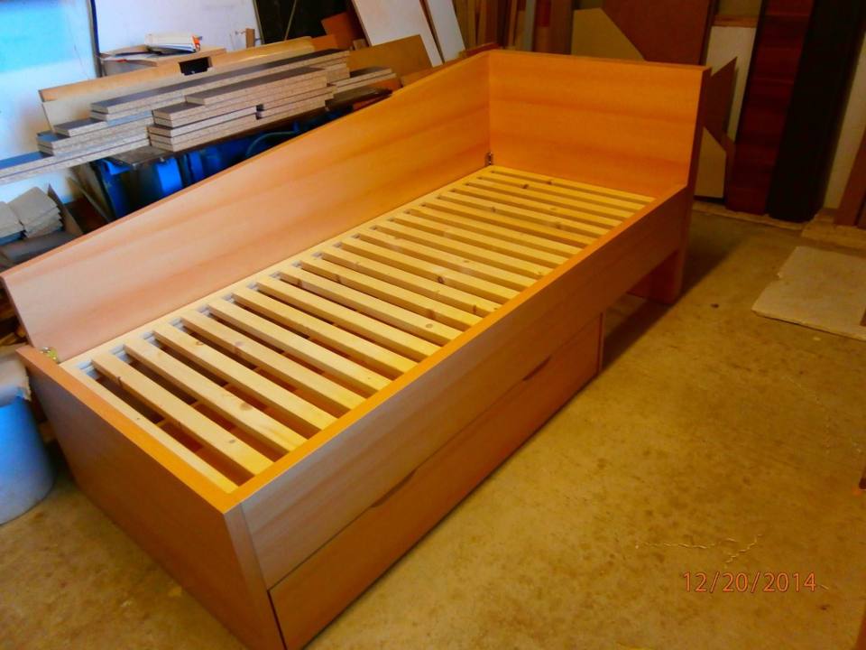 Einzelbett in Kirschdekor mit Kopfteil, Seitenwand und Lattenrost