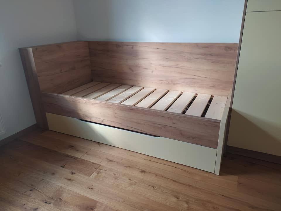 Einzelbett mit Eichen-Kopfteil und weißer Bettkasten-Lade
