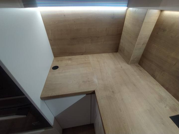 Eck-Schreibtisch aus Eiche unter der Dachschräge mit LED-Beleuchtung