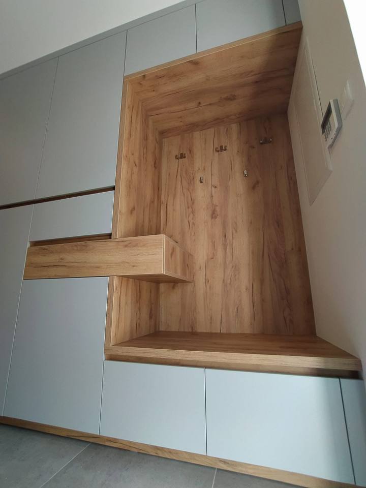 Eichenschreibtisch mit Ablage eingelassen in weißem Schrank