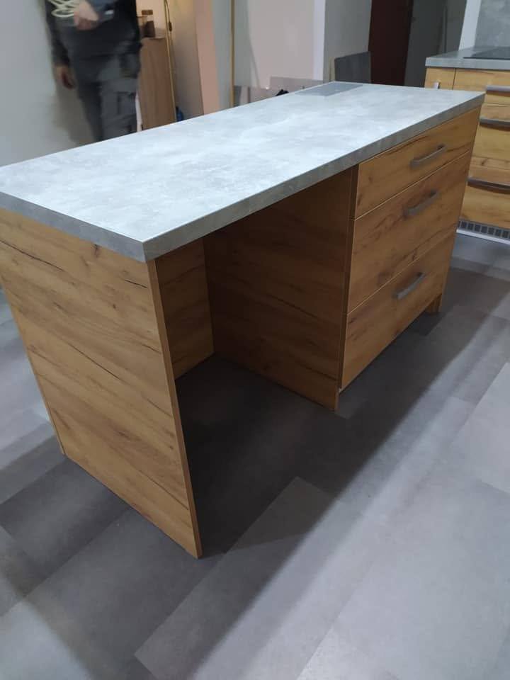 Schreibtisch mit Betonplatte und Laden aus Eiche
