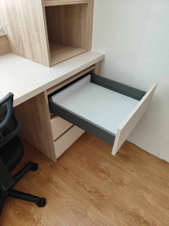 Offene Lade des Schreibtischs mit Eichennische