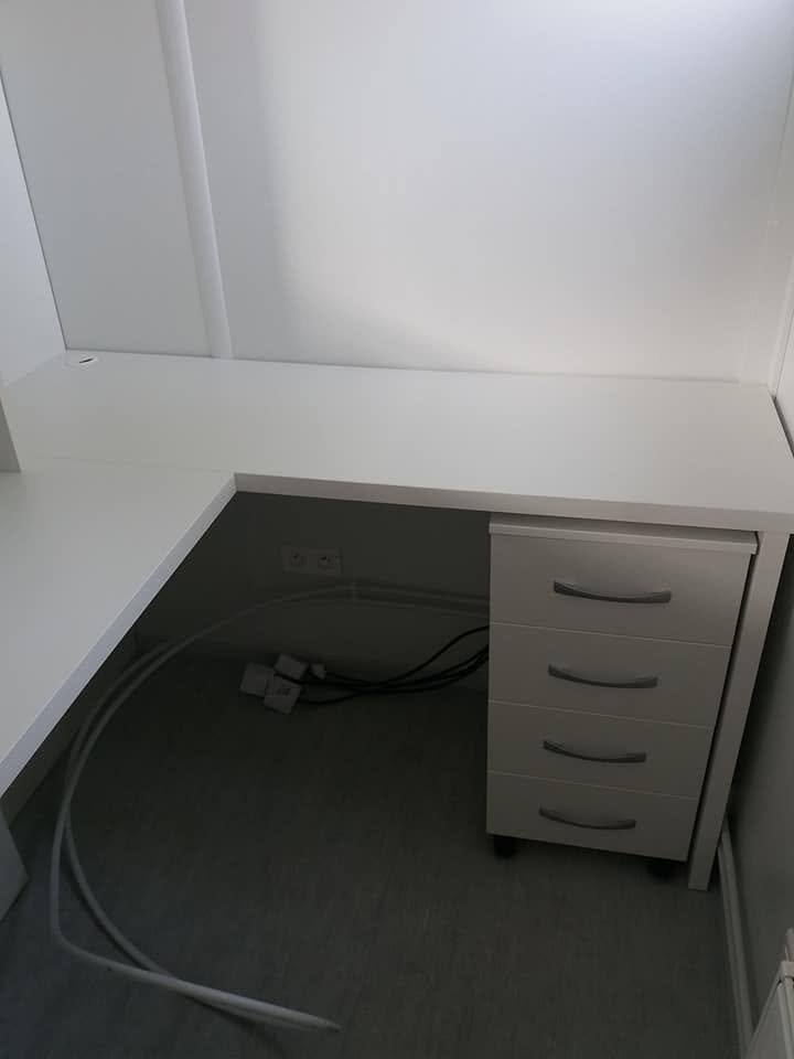 Weißer Eck-Schreibtisch mit Rollcontainer im Büro