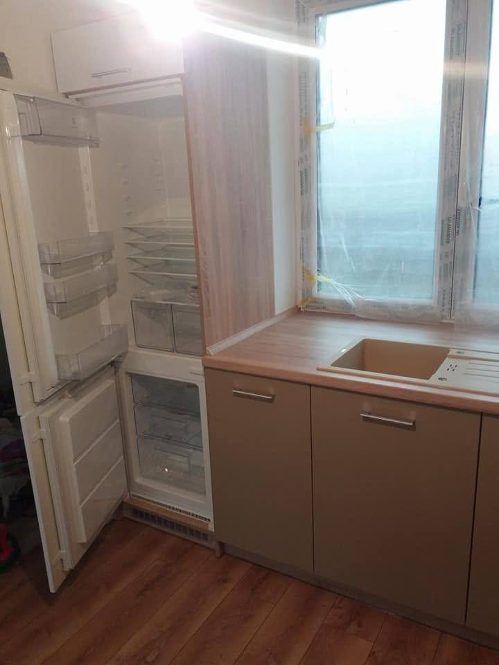 Geöffneter Einbaukühlschrank im Hochkasten beim Fenster