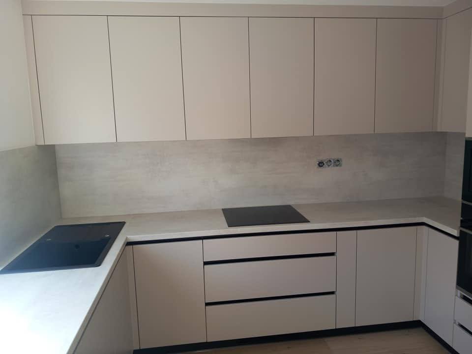 Zeile mit Gola-Profil, Rückwand in Betonoptik und Induktionskochfeld