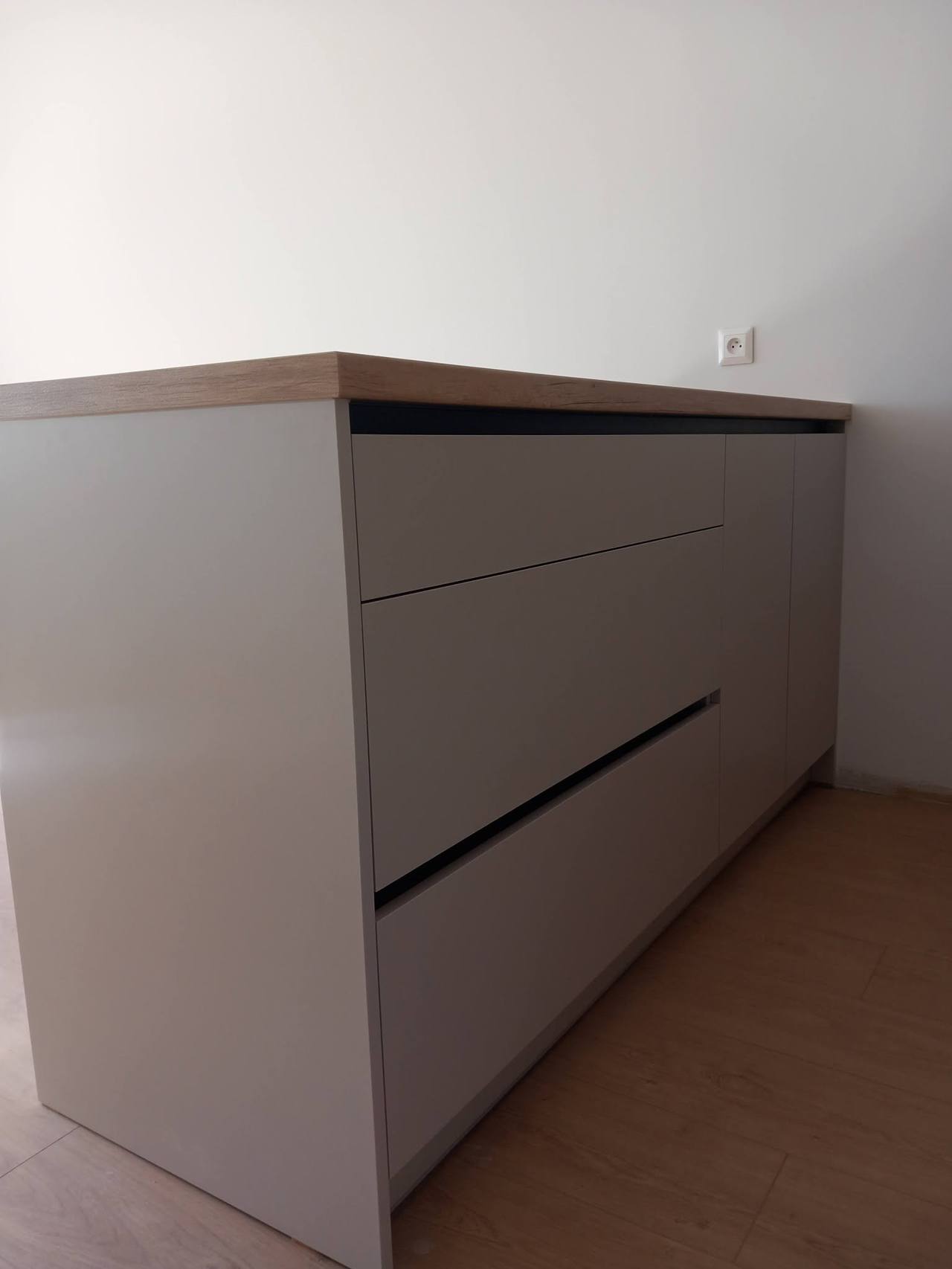 Kommode in Kaschmir mit drei Laden und Deckplatte in Eichendekor