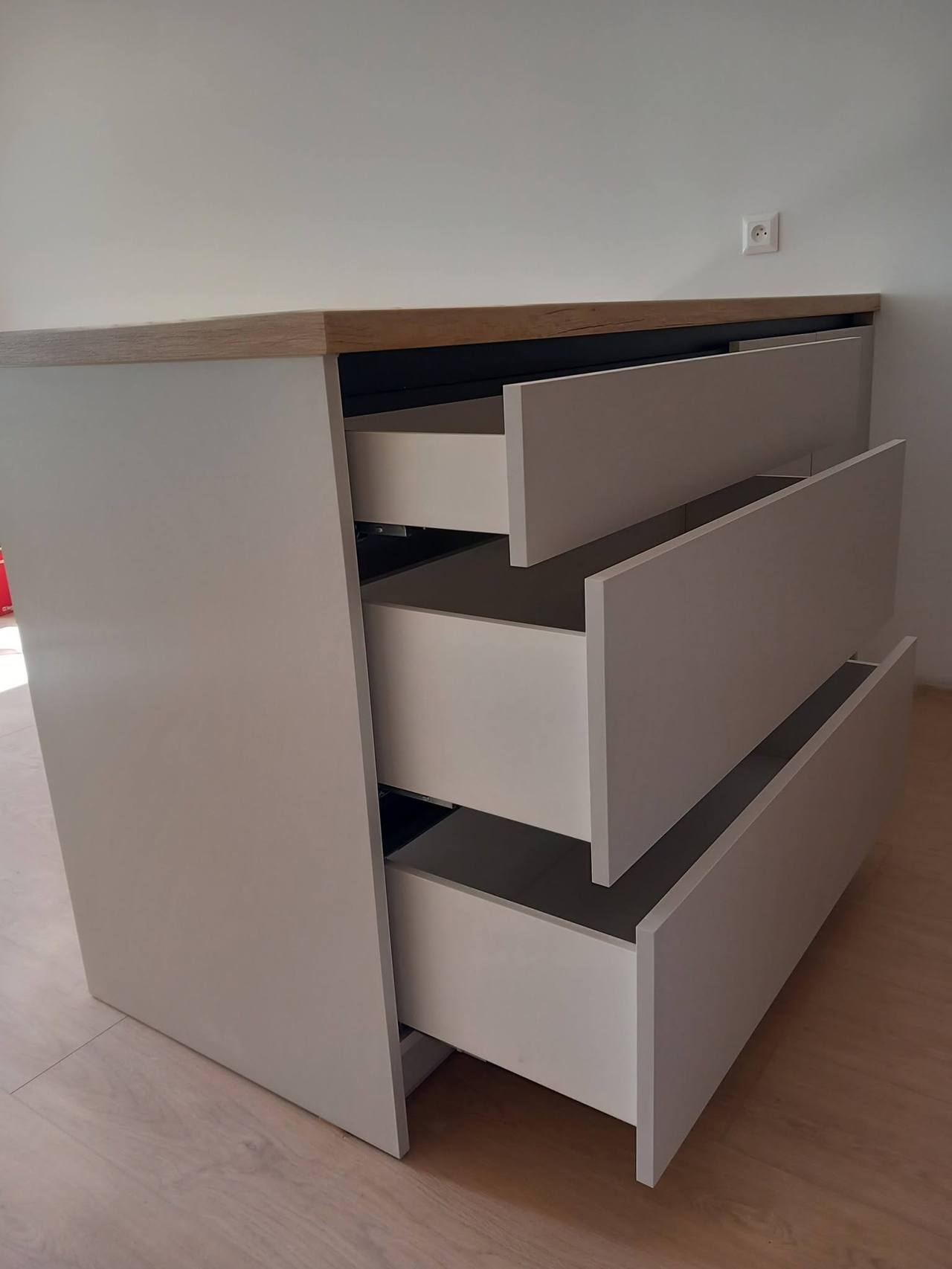 Kommode in Kaschmir mit drei herausgezogenen tiefen Laden
