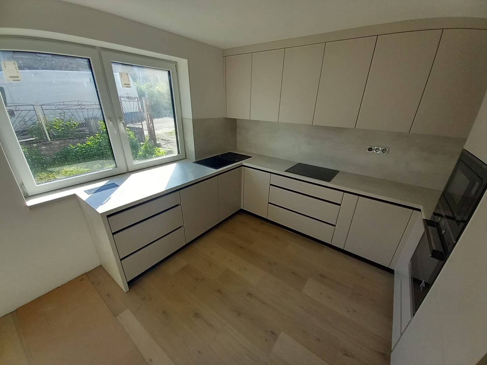 Kašmírová kuchyňa s oknom nad varnou doskou a tmavým kameňom
