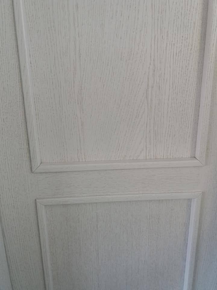 Detail der hellen Kassettentür mit kräftiger Holzmaserung