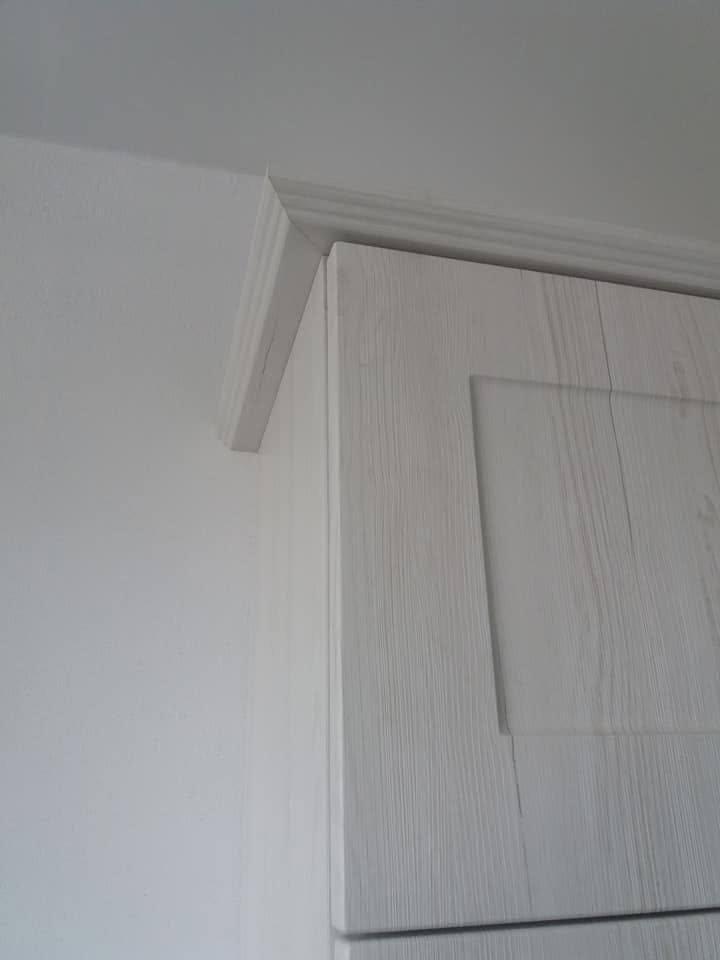 Helle Kassettentür mit Zarge an der Wand