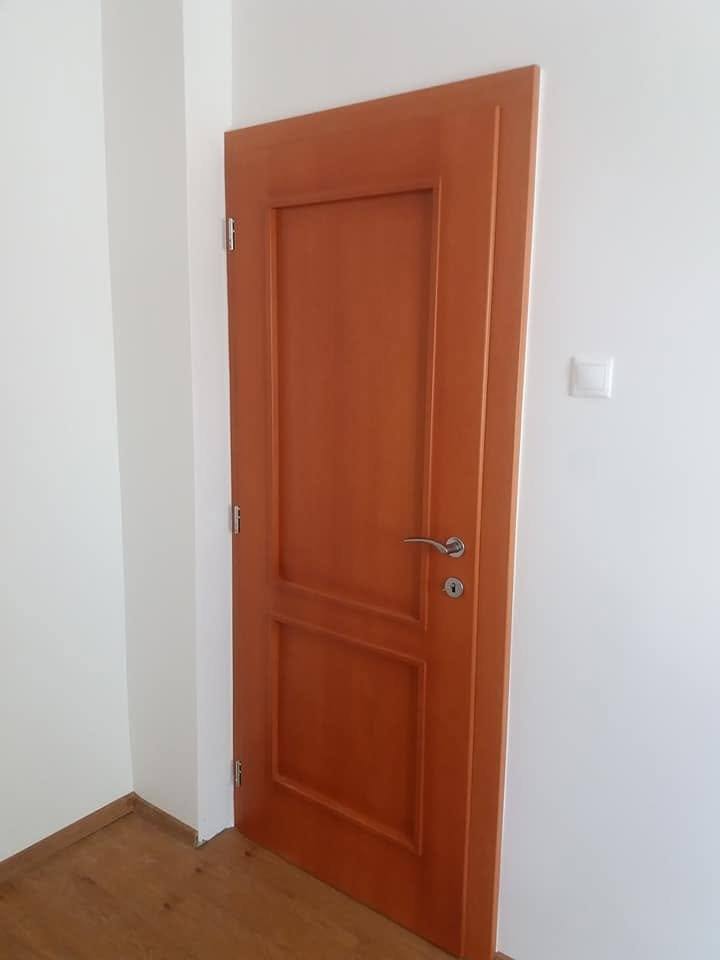 Geschlossene Kirschtür mit zwei Kassetten und Türstock