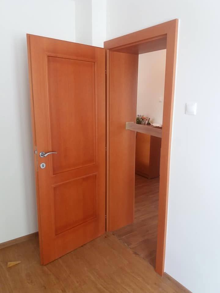 Geöffnete Kassettentür mit Blick in den Nebenraum