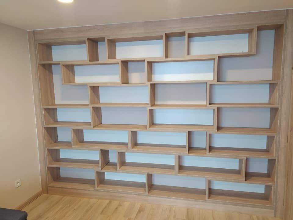 Breite Bücherwand in Eiche mit unregelmäßig versetzten Fächern