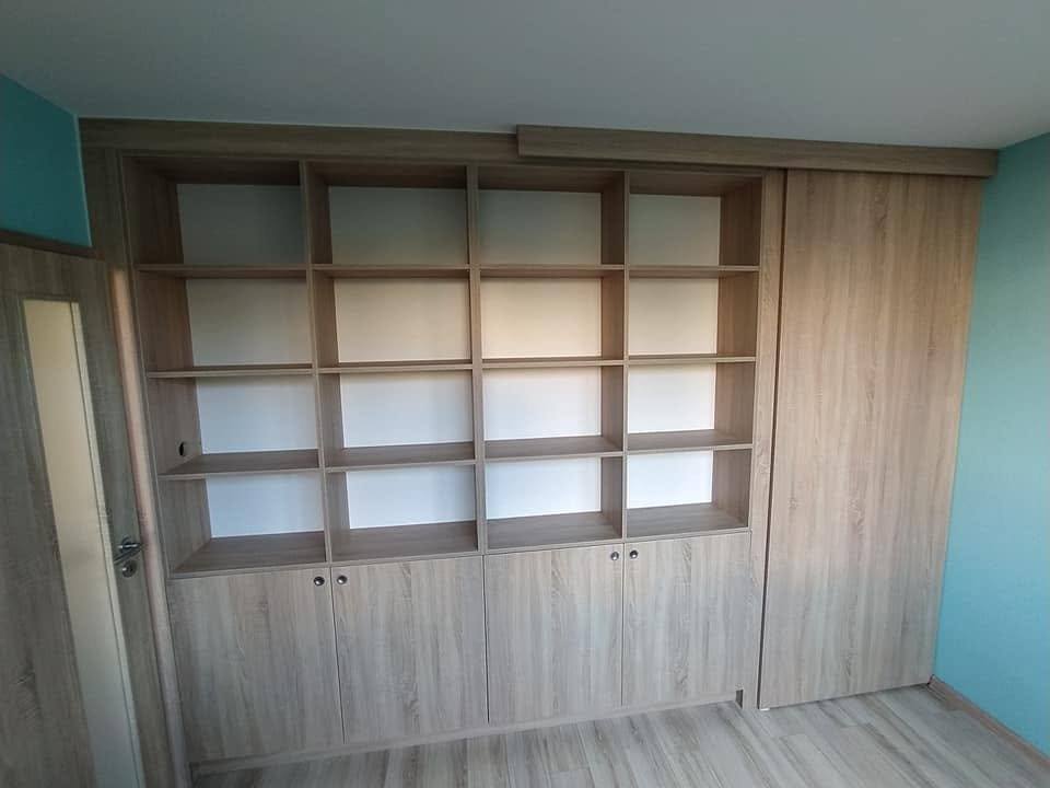 Eichen-Bücherwand mit Borden und geschlossenen unteren Fächern