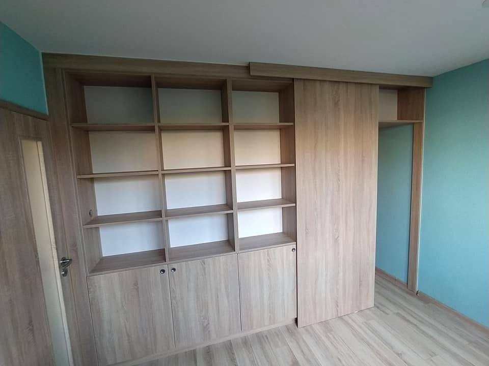 Eichen-Bücherwand mit offenen unteren Türen im Zimmer