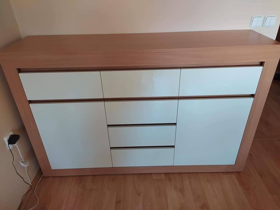 Kommode mit weißen Fronten und Laden im Rahmen in Holzoptik