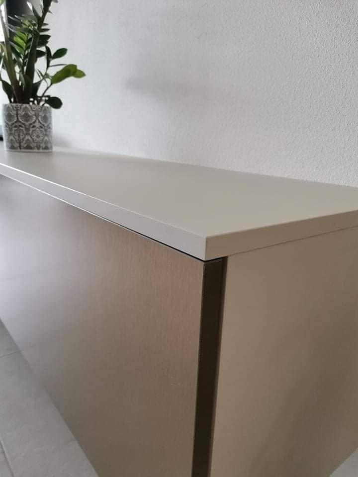 Seitenansicht der Kommode im Bronze-Dekor mit Blumentopf