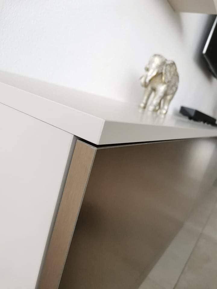 Ecke der Kommode mit heller Abdeckplatte und Front in Bronze