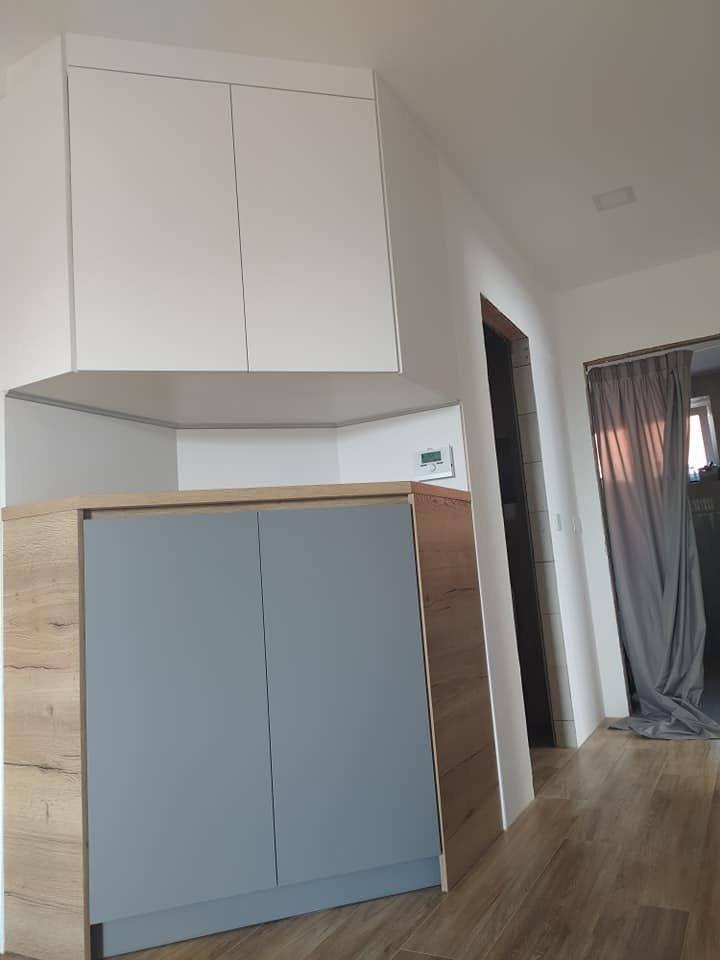 Kompakte Küchennische am Vorzimmer mit grauem und Eichen-Schrank.