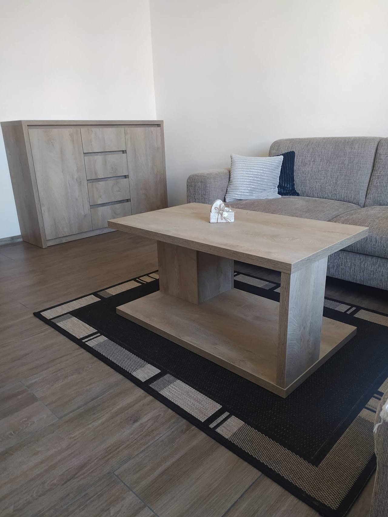 Couchtisch und Kommode mit Laden im selben Dekor