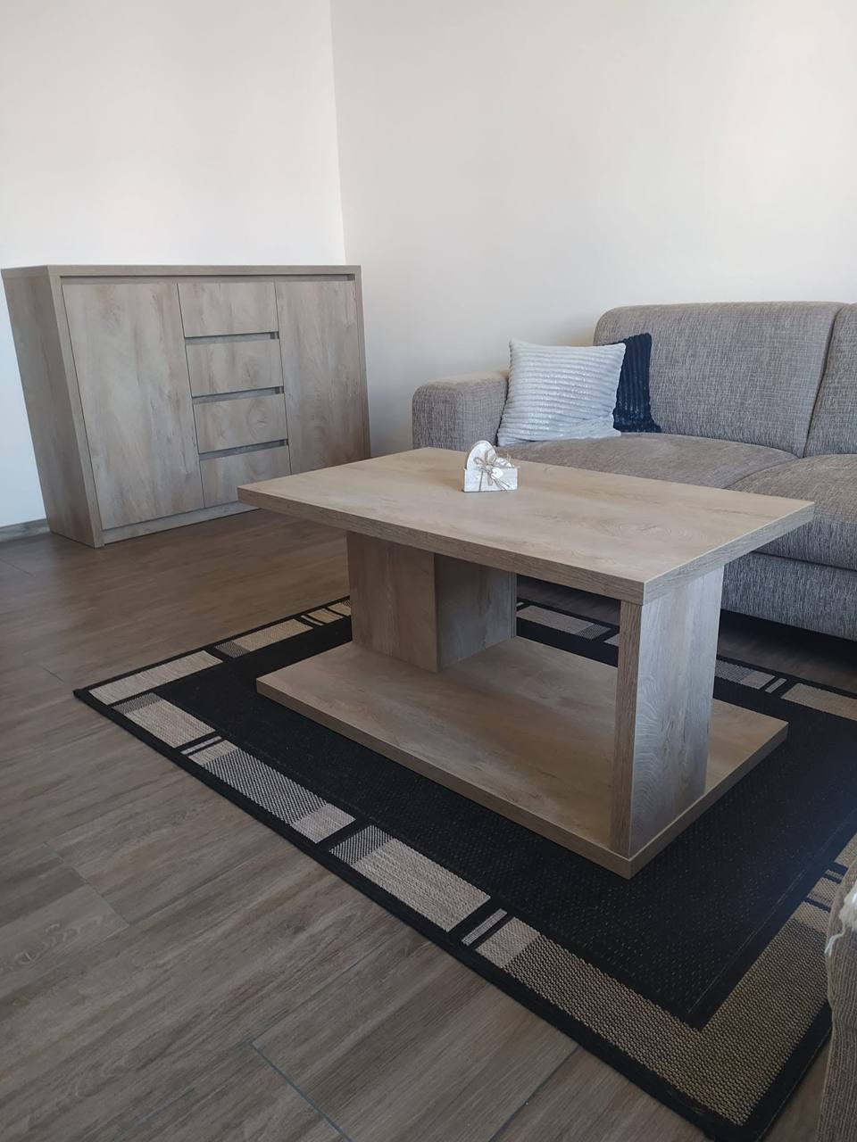Couchtisch und Kommode mit Laden im selben Dekor