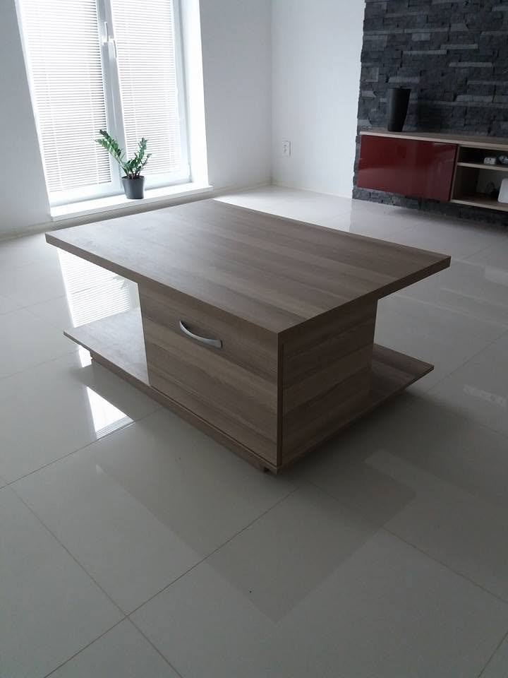 Couchtisch in Holzoptik mit Lade auf glänzenden Fliesen