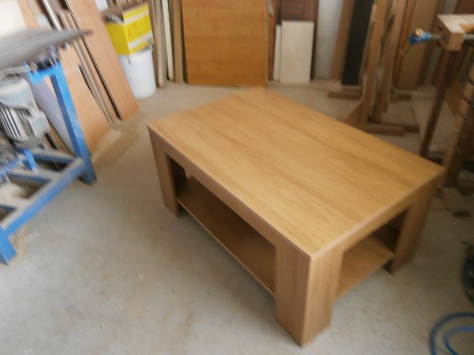 Eichen-Couchtisch mit Ablagefach auf dem Boden der Werkstatt