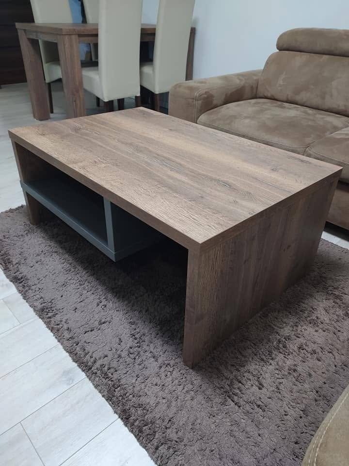 Massiv wirkender Couchtisch in Eichenoptik vor dem Sofa
