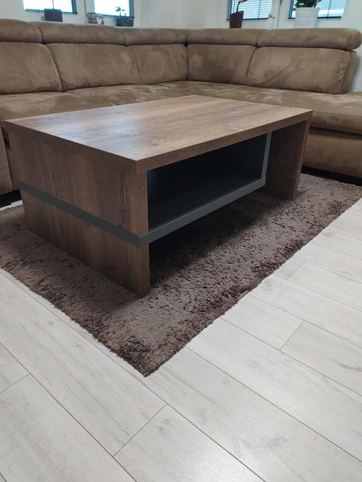 Couchtisch in dunkler Eiche mit anthrazitfarbenem Bord auf dem Teppich