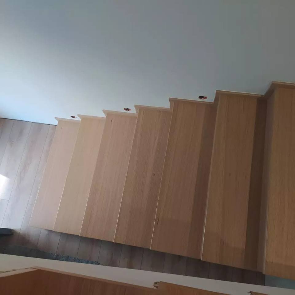 In der Wand verankerte Kragarm-Eichenstufen von unten nach oben