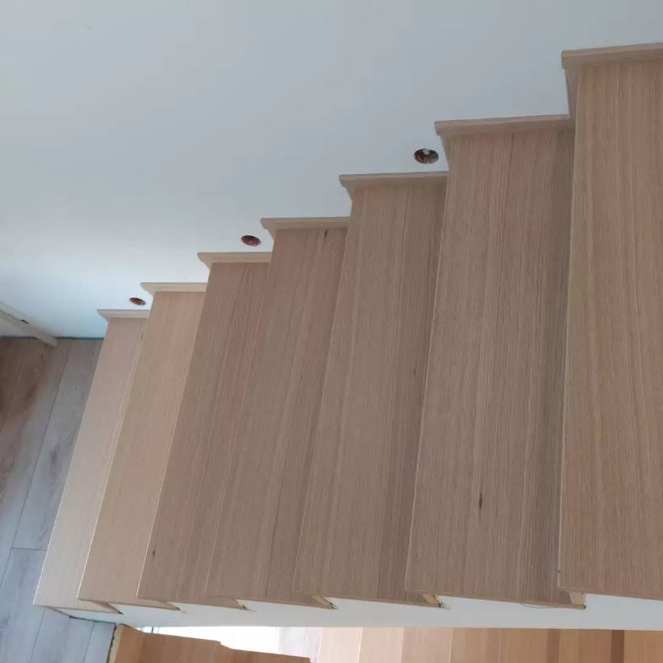 Detail der Kragarmstufen mit Spot über jeder einzelnen Stufe