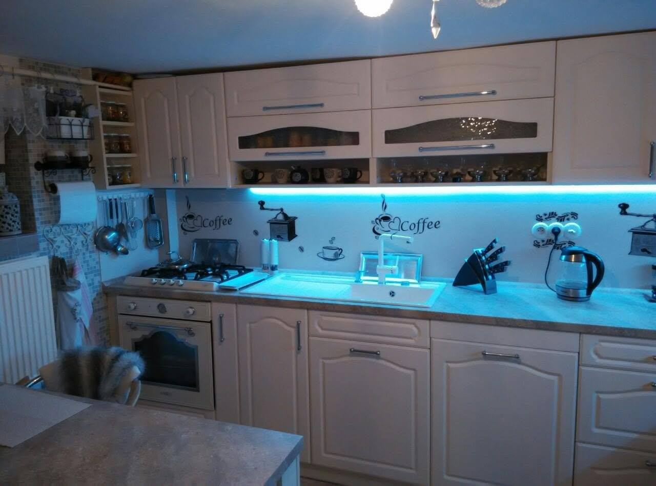 Cremefarbene Zeile mit blauer LED-Beleuchtung am Abend