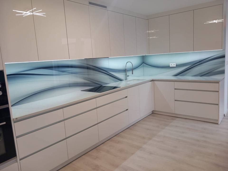 U-Küche mit auffälligem Glasspiegel in Blau und Weiß.