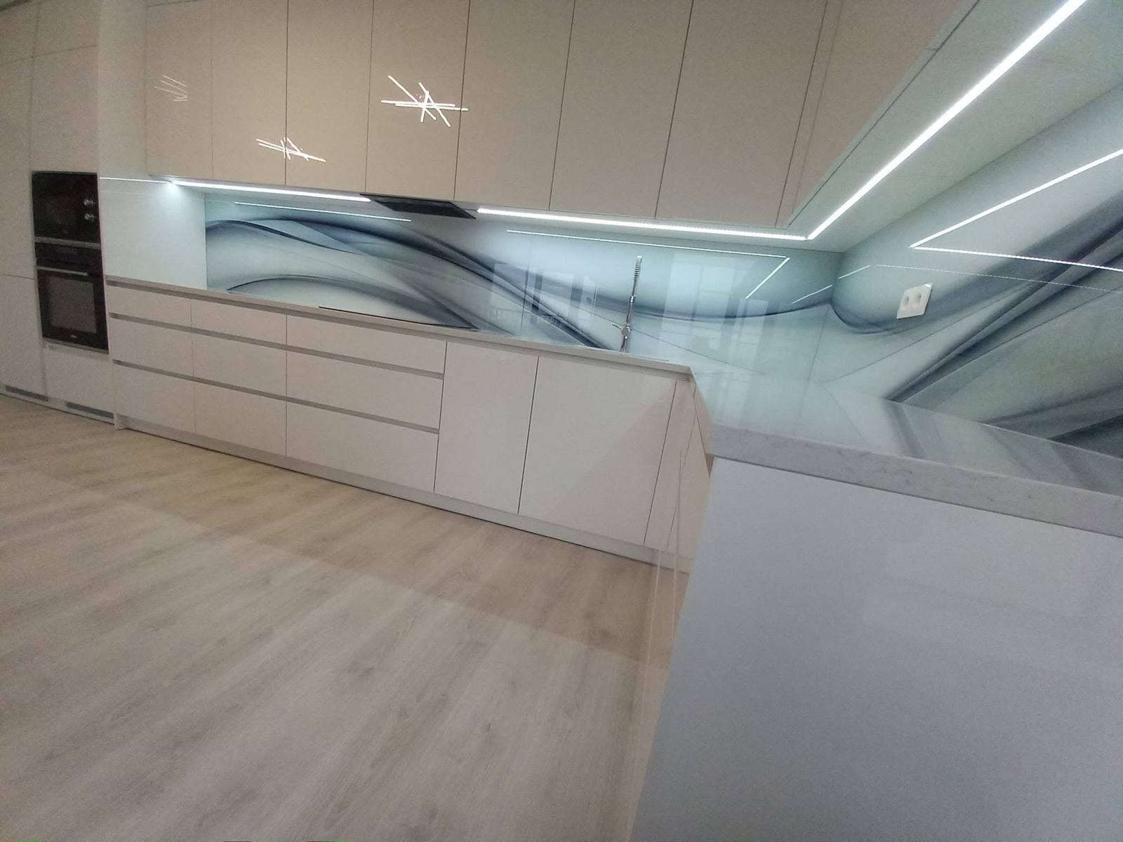 Blick auf die Küche mit abstraktem blau-weißem Glasspiegel und Decke.