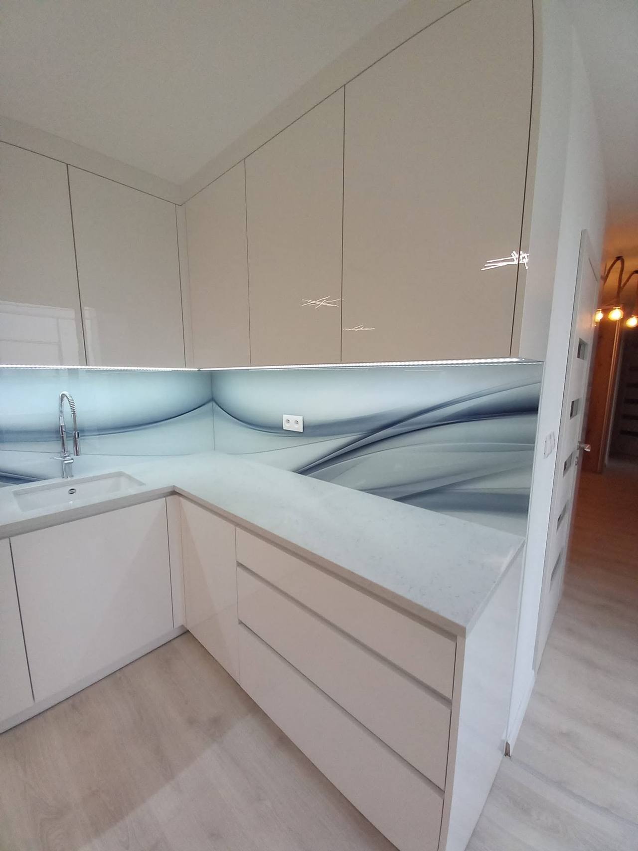Cremefarbene Küche mit Glasspiegel, Blick vom Raumeingang.