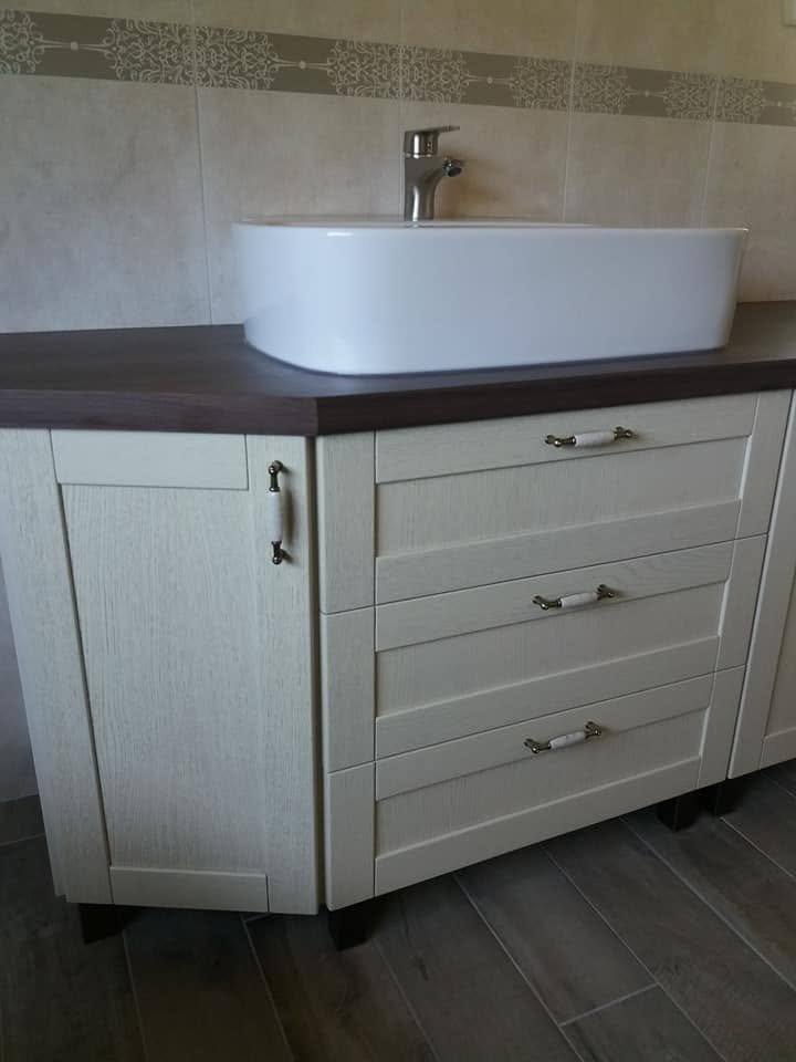 Cremefarbener Badschrank mit Rahmentüren und Laden