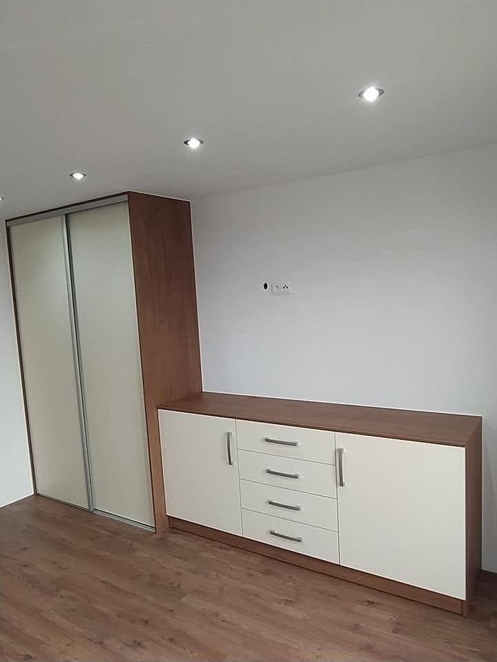 Seitenansicht von Kasten mit Nussrahmen und Kommode mit Laden