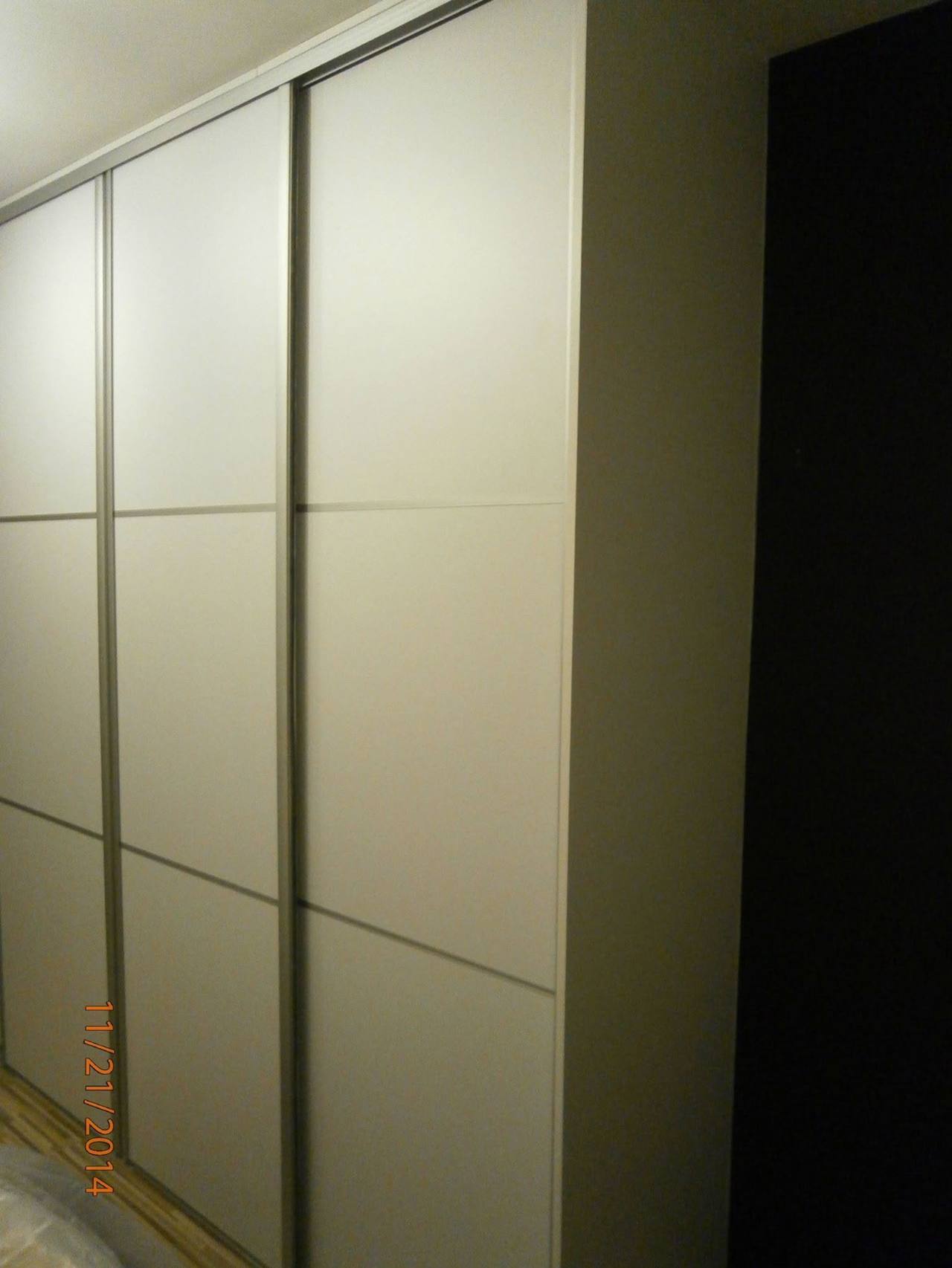 Detail der cremefarbenen Schwebetüren mit Aluminiumsprossen