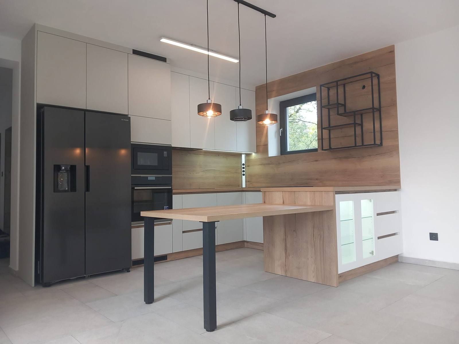 Küche mit Eichenwand, Metallregal und angebautem Tisch