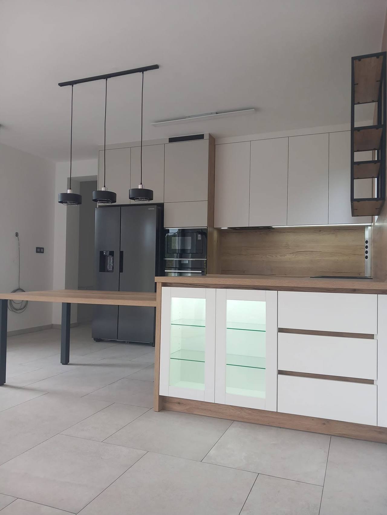 Weiße Kästen mit Vitrine, Pendelleuchten und Side-by-Side-Kühlschrank