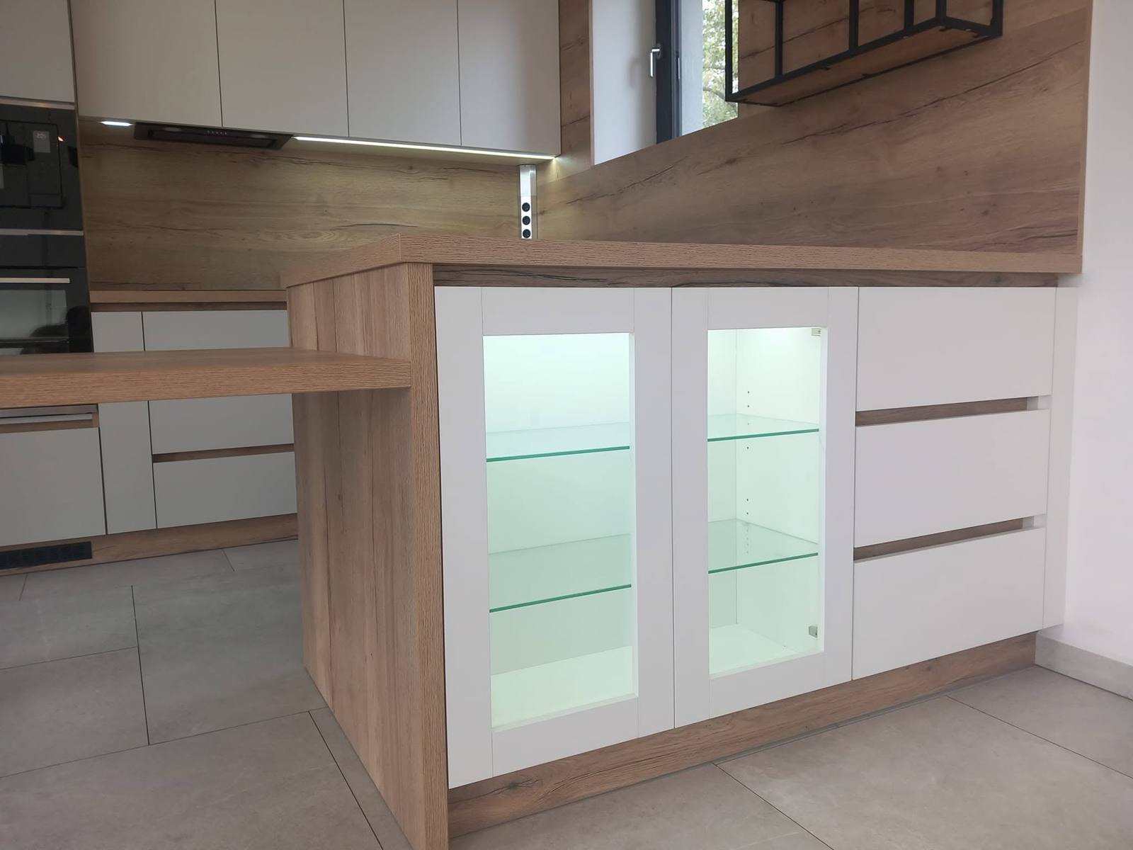 Beleuchtete Vitrine mit Glasböden am Ende der Halbinsel