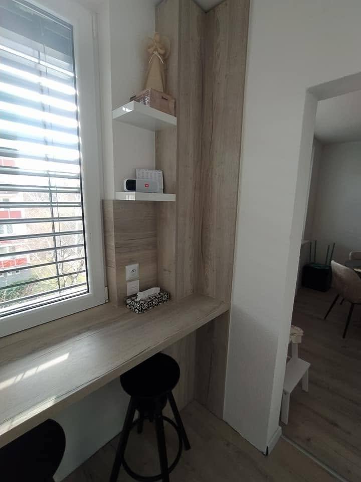 Bartheke mit Holzdekorplatte entlang des Fensters und offene Borde