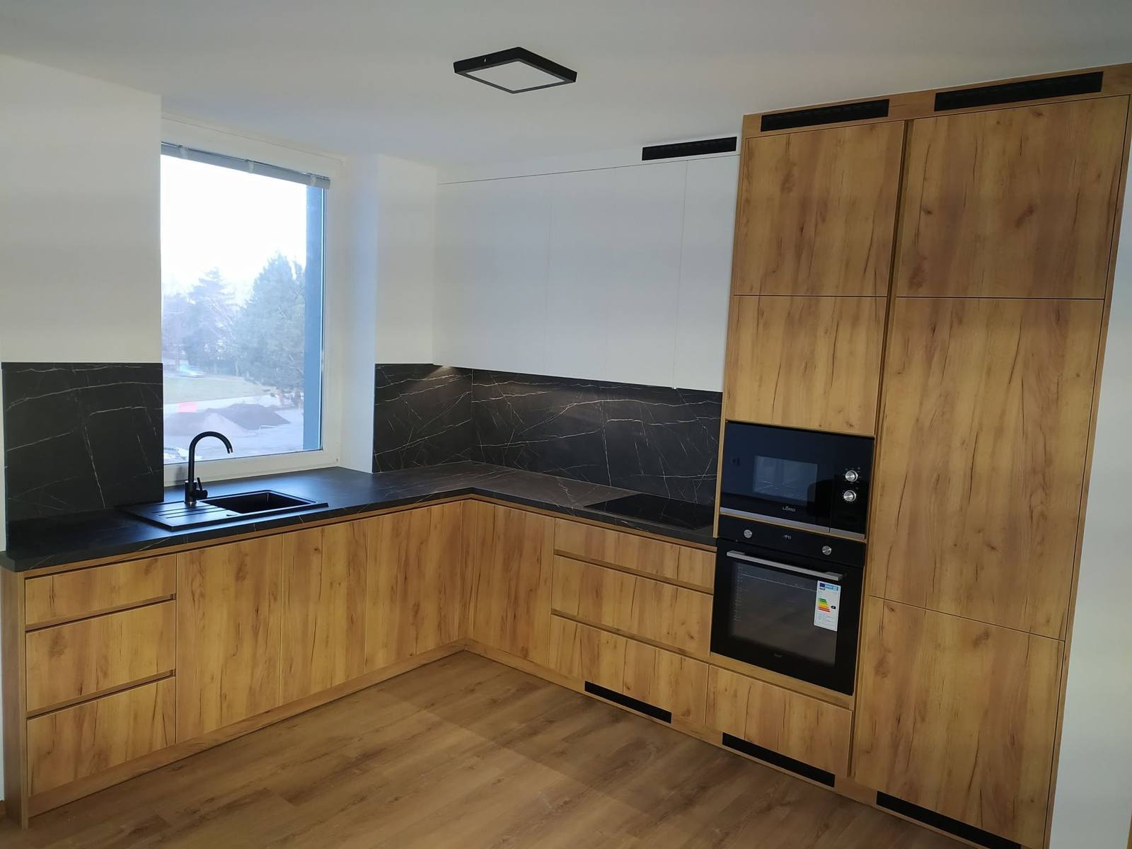Raumhoher Hochschrank in Eiche mit Mikrowelle und Backrohr