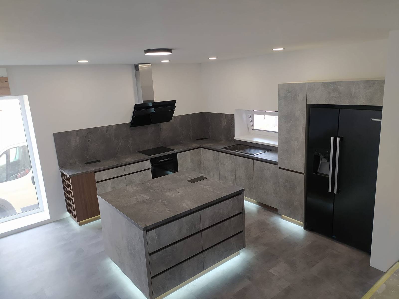 Gesamtansicht der U-Küche mit Insel und Side-by-Side-Kühlschrank
