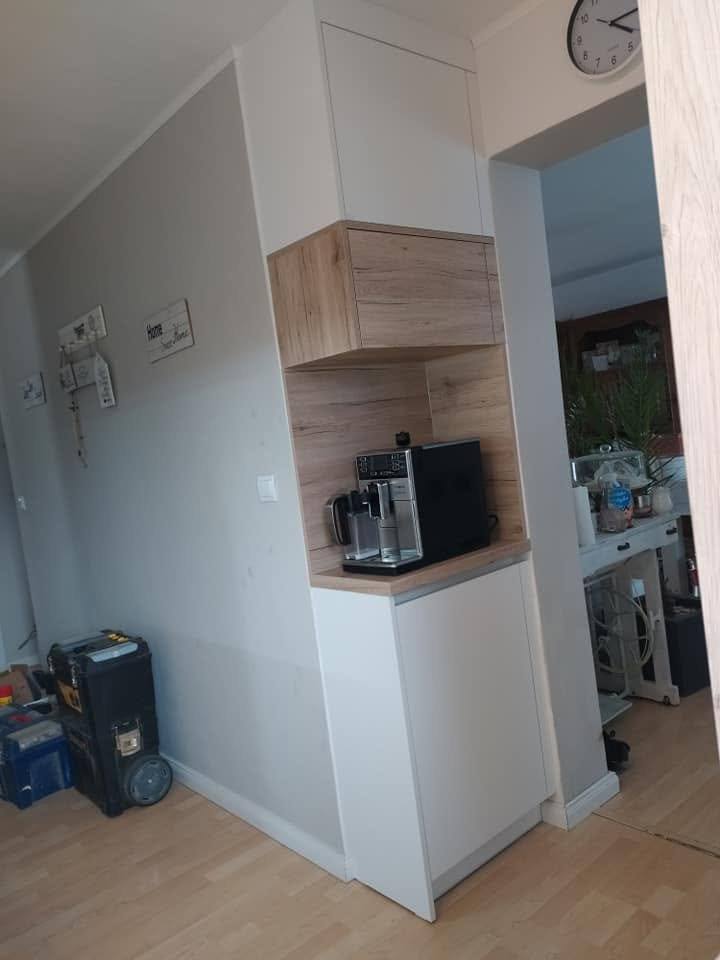 Weiße Küchenhochschränke mit Eichennische für die Kaffeemaschine